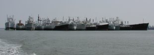 <b>The 'Ghost Fleet' floating in Virginia's James River </b><br>VOA Photo - R. Skirble